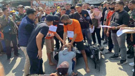 9 Tersangka Lakukan Rekonstruksi Kasus Pengeroyokan Antar Perguruan Silat di Gresik Foto para tersangka kasus pengeroyokan yang melibatkan oknum pesilat saat melakukan adegan rekontruksi.