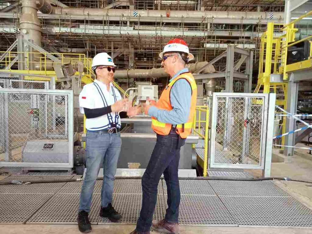 Foto Presdir PT Freeport Indonesia Tony Wenas (baju putih) saat mendapat penjelasan di tempat produksi peleburan tembaga.