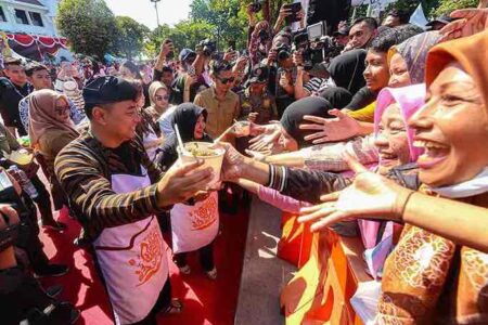 Festival Rujak Uleg 2024, Wujud Kebersamaan Warga Surabaya foto beritajatim