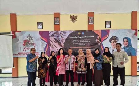 UNESA Ajak Puluhan Ibu PKK Surabaya Berdaya dengan Membatik