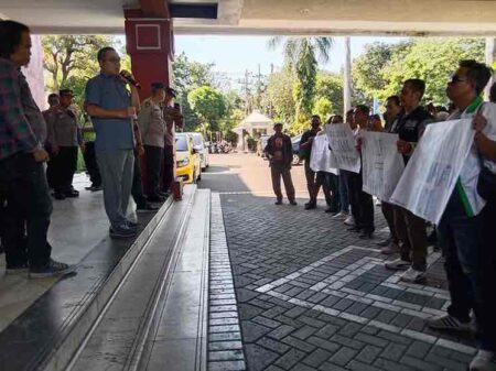 Surabaya Bergerak: Insan Pers dan Mahasiswa Bersatu Tolak RUU Penyiaran yang Membungkam Kebebasan
