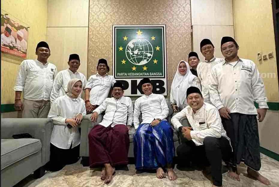 Eri Cahyadi bersama fraksi PDIP saat silaturahmi di PKB Surabaya beberapa waktu lalu.