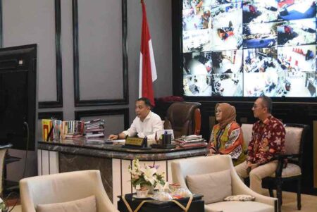Hore! Eri Cahyadi Pastikan Gaji ke-13 dan 14 ASN Pemkot Surabaya Cair 100 Persen Eri Cahyadi mengumumkan pencairan penuh gaji ke-13 dan ke-14 bagi seluruh Aparatur Sipil Negara (ASN).