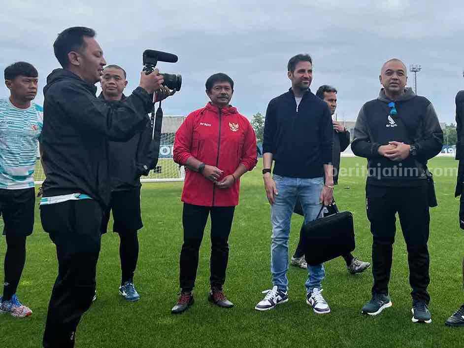 Cesc Fabregas bersama Manajer Timnas U-20, Ahmed Zaki Iskandar.