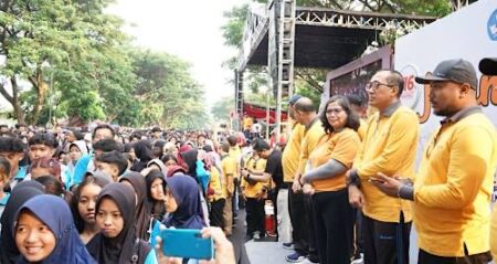 Pj Wali Kota Kediri dan Kadisdik Jatim Berangkatkan Jalan Sehat Harkitnas dan Hardiknas Pj Wali Kota Kediri Zanariah bersama Kepala Dinas Pendidikan Provinsi Jawa Timur Aries Agung Paewai memberangkatkan jalan sehat peringatan Hari Kebangkitan Nasional dan Hari Pendidikan Nasional.
