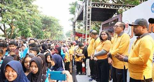Pj Wali Kota Kediri Zanariah bersama Kepala Dinas Pendidikan Provinsi Jawa Timur Aries Agung Paewai memberangkatkan jalan sehat peringatan Hari Kebangkitan Nasional dan Hari Pendidikan Nasional.