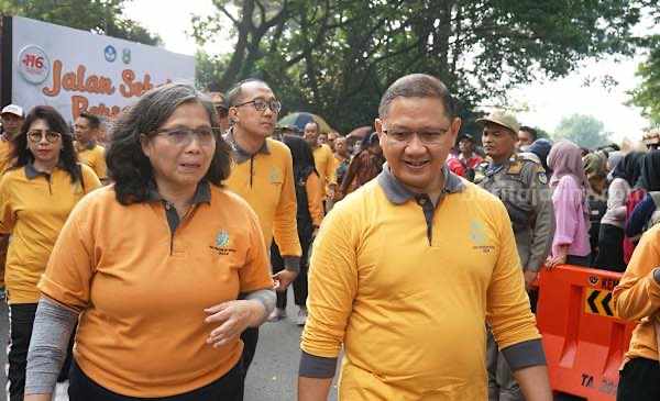 Pj Wali Kota Kediri dan Kadisdik Jatim Berangkatkan Jalan Sehat Harkitnas dan Hardiknas.