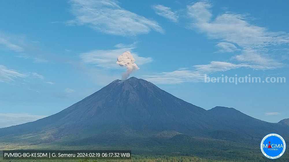Gunung Semeru Erupsi Setinggi 900 Meter, Warga Diminta Waspada Foto Berita Jatim