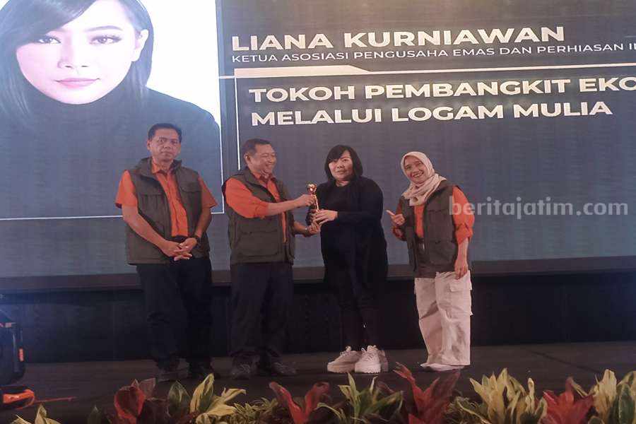 Liana Kurniawan Raih Tokoh Pembangkit Ekonomi Beritajatim Award 2024 Foto Berita Jatim