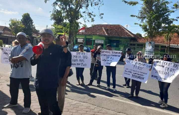 Cara Jurnalis Pamekasan Tolak RUU Penyiaran, Tuntut DPRD Sampaikan ke Pusat Foto Berita Jatim