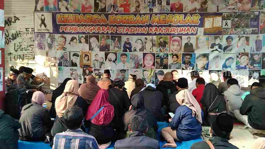 Dino Geblag, Upaya Keluarga Kirim Doa untuk 135 Korban Tragedi Kanjuruhan Foto Berita Jatim