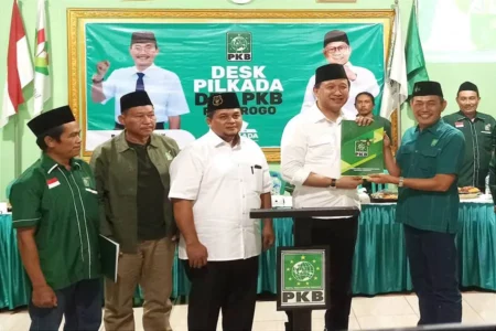 Eks Bupati Ponorogo periode 2016-2021 Ipong Muchlissoni menyerahkan berkas pendaftaran bacabup ke Ketua DPC PKB Ponorogo Ibnu Multazam. (Foto/Endra Dwiono/Beritajatim.com)