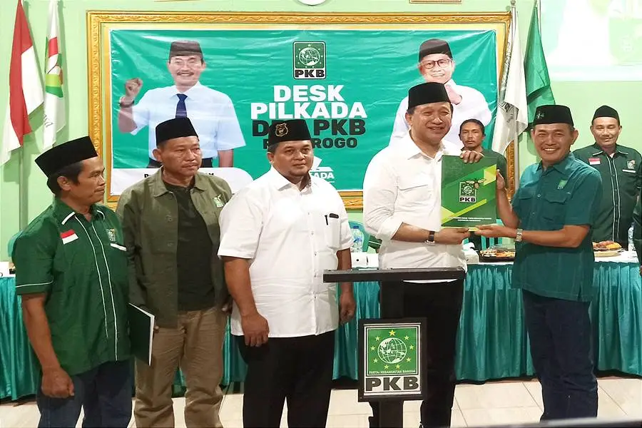 Eks Bupati Ponorogo periode 2016-2021 Ipong Muchlissoni menyerahkan berkas pendaftaran bacabup ke Ketua DPC PKB Ponorogo Ibnu Multazam. (Foto/Endra Dwiono/Beritajatim.com)