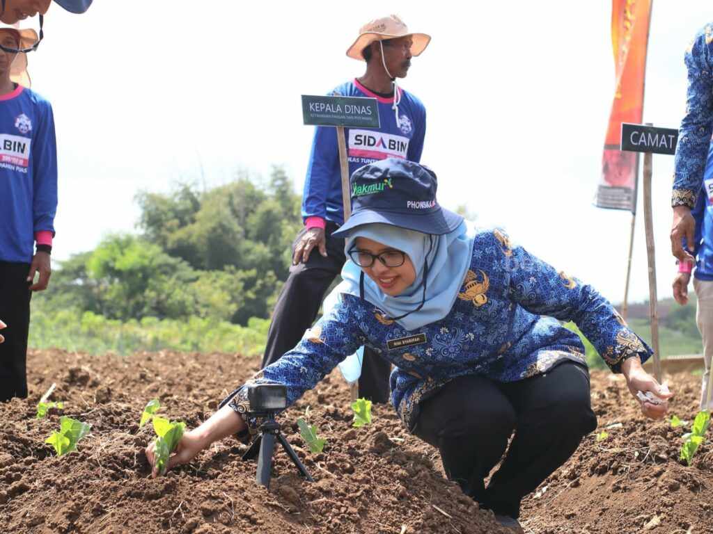 Bupati Blitar, Rini Syarifah melakukan penanaman benih tembakau bersama PT Djarum dan Petrokimia Gresik.
