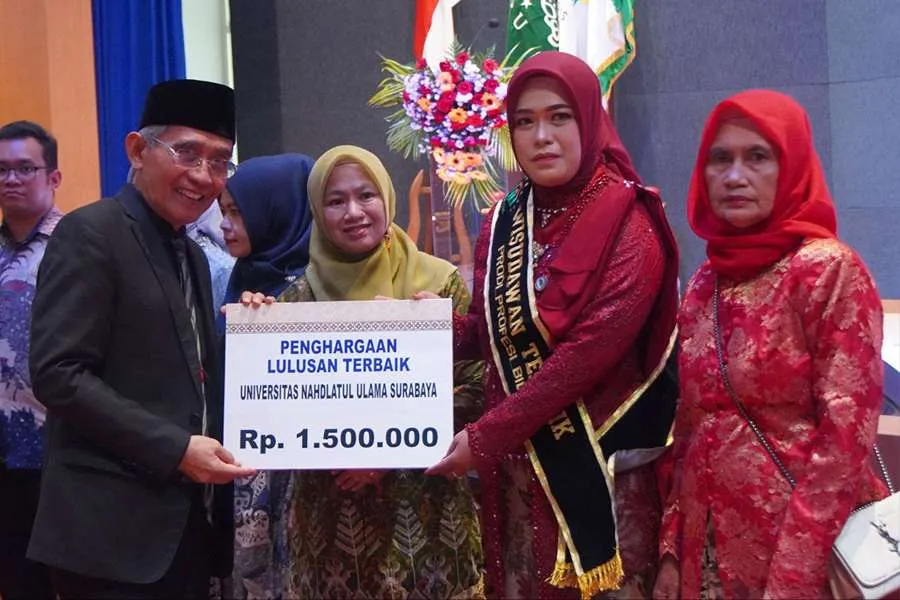 Irawati Ningsih menerima penghargaan dari Rektor Unusa Prof Achmad Jazidie.