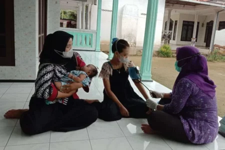 Irawati Ningsih saat menjalankan aktivitas sebagai bidan di Socah, Bangkalan.