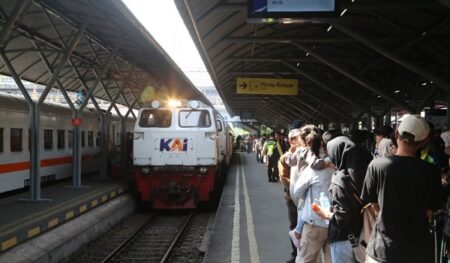 Para penumpang kereta api di Stasiun Gubeng, Surabaya. (Way)