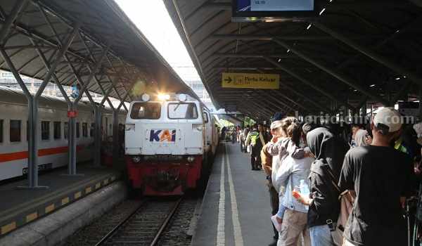 Para penumpang kereta api di Stasiun Gubeng, Surabaya. (Way)