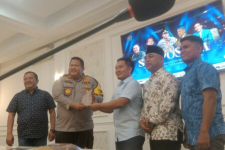 Alasan PWI Pamekasan Beri Penghargaan untuk AKBP Jazuli Dani Iriawan Ketua PWI Pamekasan, Khairul Anam (tengah) memberikan penghargaan kepada Kapolres Pamekasan, AKBP Jazuli Dani Iriawan sebagai pimpinan institusi peduli pers, di Wahana Bina Praja Pamekasan, Kamis (23/5/2024).