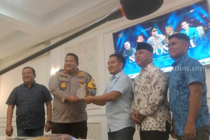 Ketua PWI Pamekasan, Khairul Anam (tengah) memberikan penghargaan kepada Kapolres Pamekasan, AKBP Jazuli Dani Iriawan sebagai pimpinan institusi peduli pers, di Wahana Bina Praja Pamekasan, Kamis (23/5/2024).