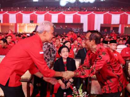 Pembukaan Rakernas V PDIP, Megawati Diapit Ganjar-Mahfud