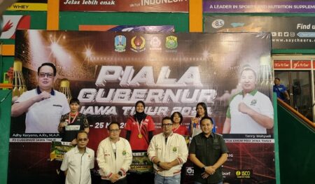 Pj Gubernur, Adhy Karyono saat menutup kejuaraan bulu tangkis di Gor Sudirman. (Way)
