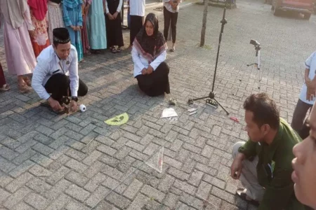 Hanya Pakai Alat Ini, Warga Ponorogo Ramai-Ramai Bisa Lihat Arah Kiblat Petugas dari KUA Kecamatan Sawoo melakukan pengukuran arah kiblat saat terjadi fenomena Rashdul Kiblat di Ponorogo pada pukul 16.18 WIB. (Foto/Endra Dwiono/Beritajatim.com)
