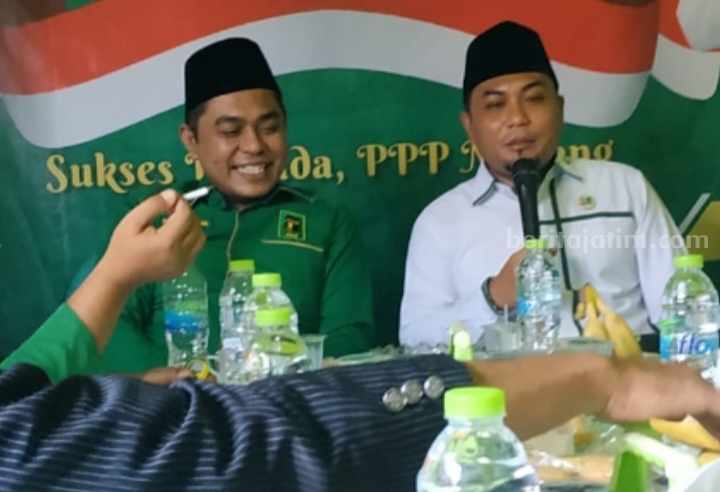 Ketua Desk Pilkada DPC PPP Pamekasan, Ali Masykur (kiri) bersama Ketua Desk Pilkada DPC PKB Pamekasan, Khairul Umam di kantor PPP Pamekasan, Jl Bonorogo 92 Pamekasan, Minggu (26/5/2024).