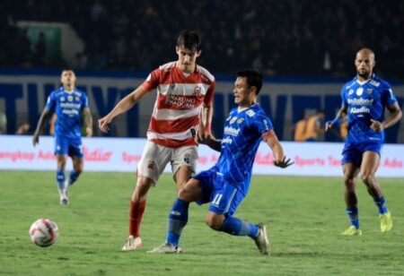 Aksi Gelandang Andalan Madura United, Francisco Rivera (tengah) saat bertanding melawan Persib Bandung, pada laga final leg pertama Championship Series di Stadion Si Jalak Harupat, Senin (27/5/2024). [Gambar: Madura United]