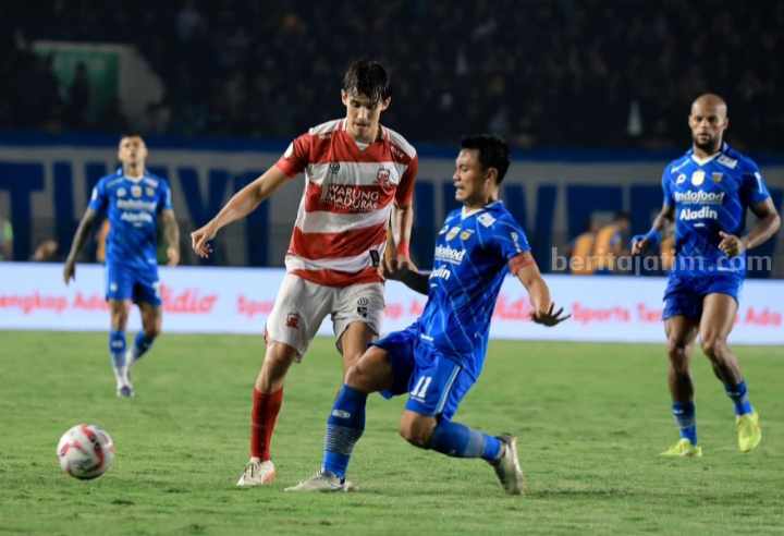 Aksi Gelandang Andalan Madura United, Francisco Rivera (tengah) saat bertanding melawan Persib Bandung, pada laga final leg pertama Championship Series di Stadion Si Jalak Harupat, Senin (27/5/2024). [Gambar: Madura United]
