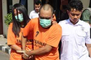 Pasutri tersangka curanmor yang berhasil ditangkap Satreskrim, digiring saat konferensi pers ungkap kasus di Markas Polres Pamekasan, Senin (27/5/2024).