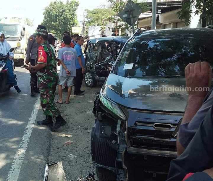 Dua mobil mengalami kerusakan parah, usai terlibat kecelakaan lalu lintas dengan dump truk di Jalan Raya Daendels Pantura Gresik