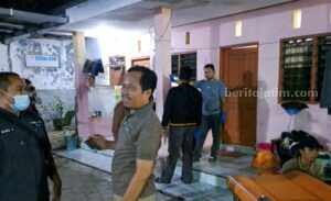 Perempuan Blitar Meninggal di Kamar Kos di Pamekasan Suasana olah TKP dan identifikasi jenazah perempuan asal Blitar, meninggal dunia di rumah kos di Pamekasan, Selasa (28/5/2024) malam.
