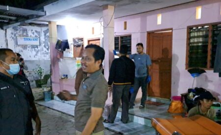 Suasana olah TKP dan identifikasi jenazah perempuan asal Blitar, meninggal dunia di rumah kos di Pamekasan, Selasa (28/5/2024) malam.
