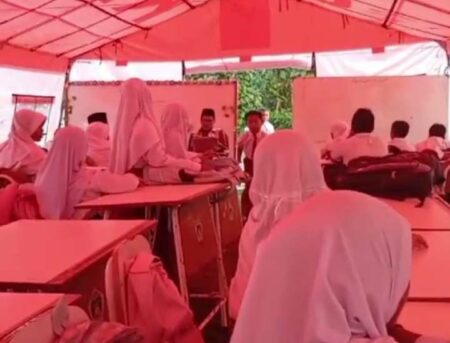 Foto siswa UPT SDN 387 Kecamatan Tambak, Pulau Bawean belajar di tenda darurat.