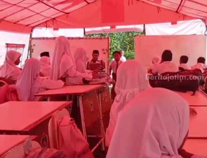 Foto siswa UPT SDN 387 Kecamatan Tambak, Pulau Bawean belajar di tenda darurat.