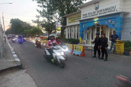 Puluhan Bus Bobotoh Diputar Balik Polisi di Suramadu, Ada yang Nyamar Rombongan Peziarah Petugas kepolisian melakukan penyekatan di pintu masuk Suramadu.