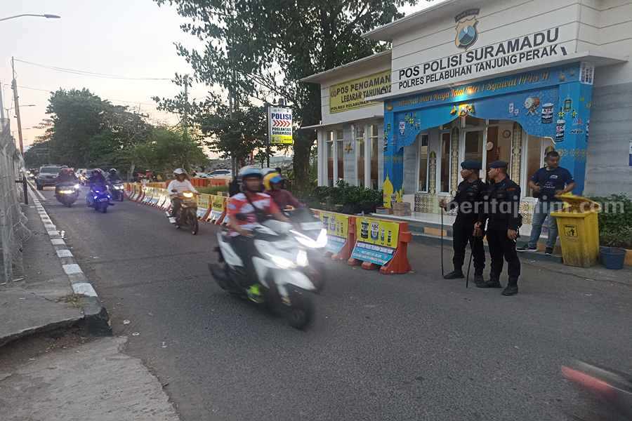 Petugas kepolisian melakukan penyekatan di pintu masuk Suramadu.