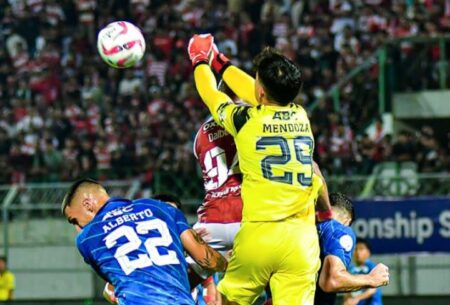 Laga final leg kedua Championship Series antara Madura United kontra Persib Bandung, di SGB Madura, Jum'at (31/5/2024). [Gambar: IG Persib Bandung]
