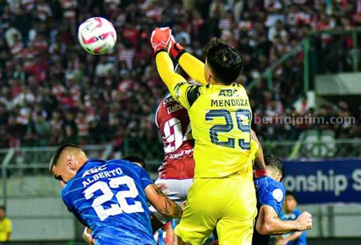 Laga final leg kedua Championship Series antara Madura United kontra Persib Bandung, di SGB Madura, Jum'at (31/5/2024). [Gambar: IG Persib Bandung]