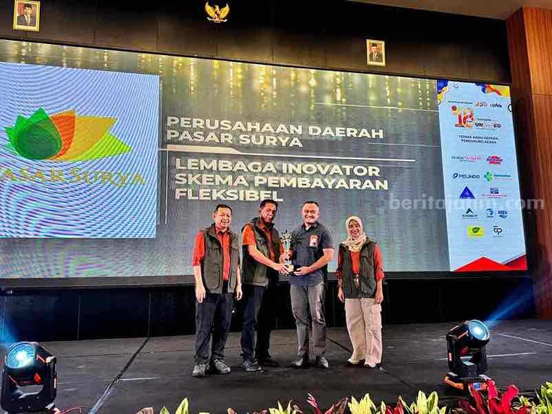 Direktur PD Pasar Surya Surabaya Raih Penghargaan Inovator Skema Pembayaran Fleksibel di Beritajatim Award 2024 Foto Berita Jatim