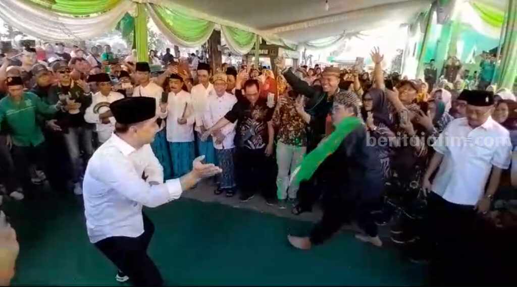 Pencak Silat Segon Sambut Penyerahan Formulir Bacalon PPP Surabaya, Eri Cahyadi – Armuji Foto Berita Jatim