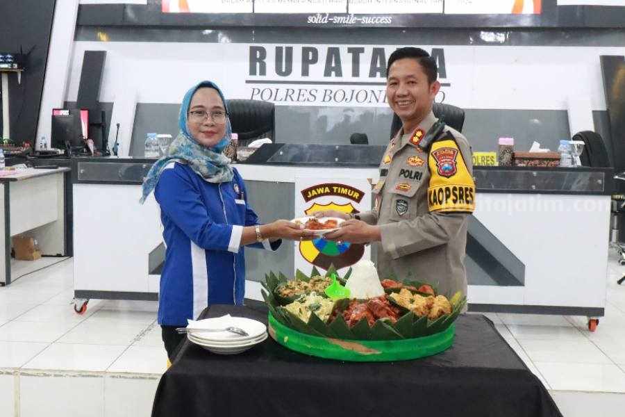 SPSI Bojonegoro Potong Tumpeng dengan Kapolres Rayakan Hari Buruh Sedunia Foto Berita Jatim