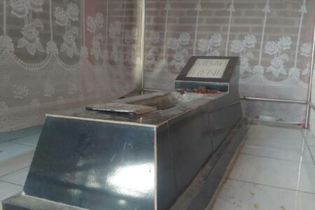 Makam Nyai Ireng di Kelurahan Ledok Kulon Kecamatan/Kabupaten Bojonegoro sebagai ulama penyebar agama islam melalui media seni.