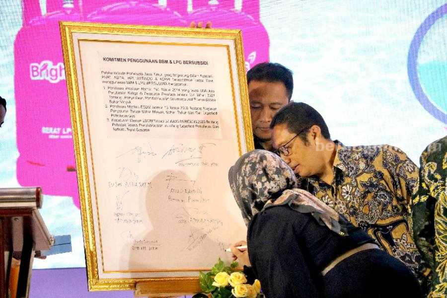 Penandatanganan Komitmen Pelaku Usaha Kelas Menengah Atas di Jatim Tidak Menggunakan Energi Subsidi/Istimewa.