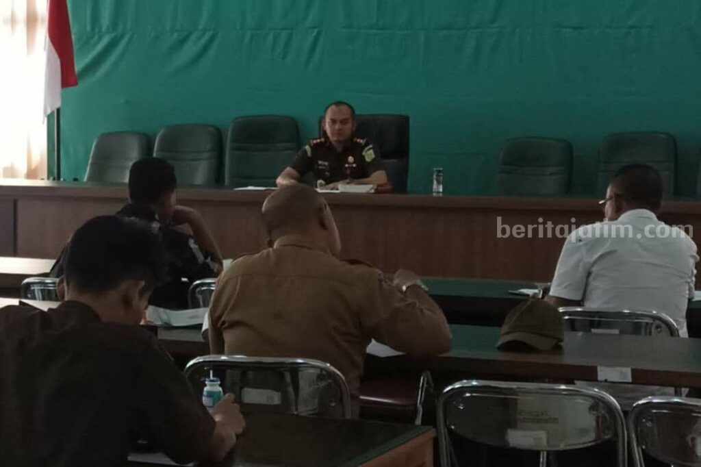 Kepala Desa (Kades) se-Kecamatan Sumberrejo Kabupaten Bojonegoro diperiksa Penyidik Kejaksaan Negeri (Kejari) setempat.