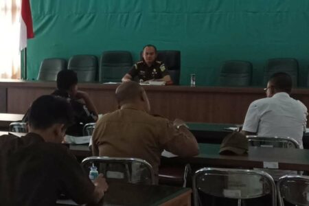 Pemeriksaan Kades Penerima Mobil Siaga Bojonegoro Rampung Kepala Desa (Kades) se-Kecamatan Sumberrejo Kabupaten Bojonegoro diperiksa Penyidik Kejaksaan Negeri (Kejari) setempat.