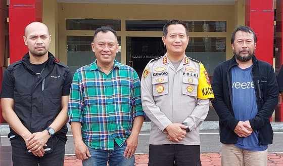 Kapolresta Bandung Kombes Pol Dr. Kusworo Wibowo bersama panitia pelaksana (panpel) pertandingan Persib Bandung. Foto: Persib