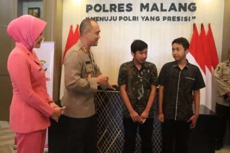 Kapolres Malang Bantu Alat Bantu Dengar ke Difabel Tuli foto beritajatim
