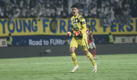 Kevin Mendoza penjaga gawang Persib Bandung berpaspor Filipina. Foto: Persib